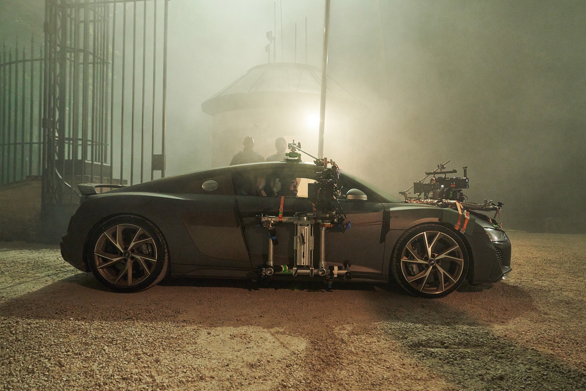 Pripravljen na naslednji prizor: poleg dveh modelov e-tron se v filmu The Gray Man pojavi tudi Audi R8 V10. 