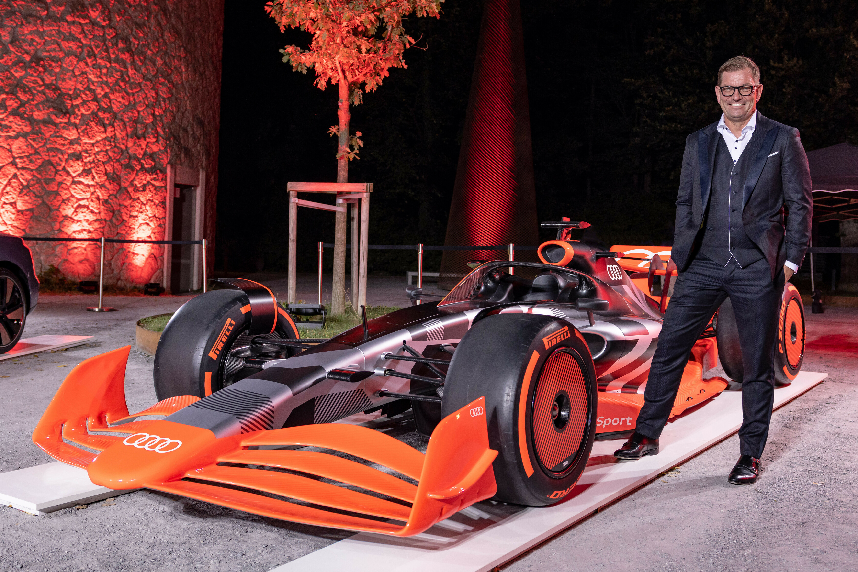 Markus Duesmann, predsednik uprave AUDI AG pred konceptnim dirkalnikom znamke Audi za dirke Formule 1.