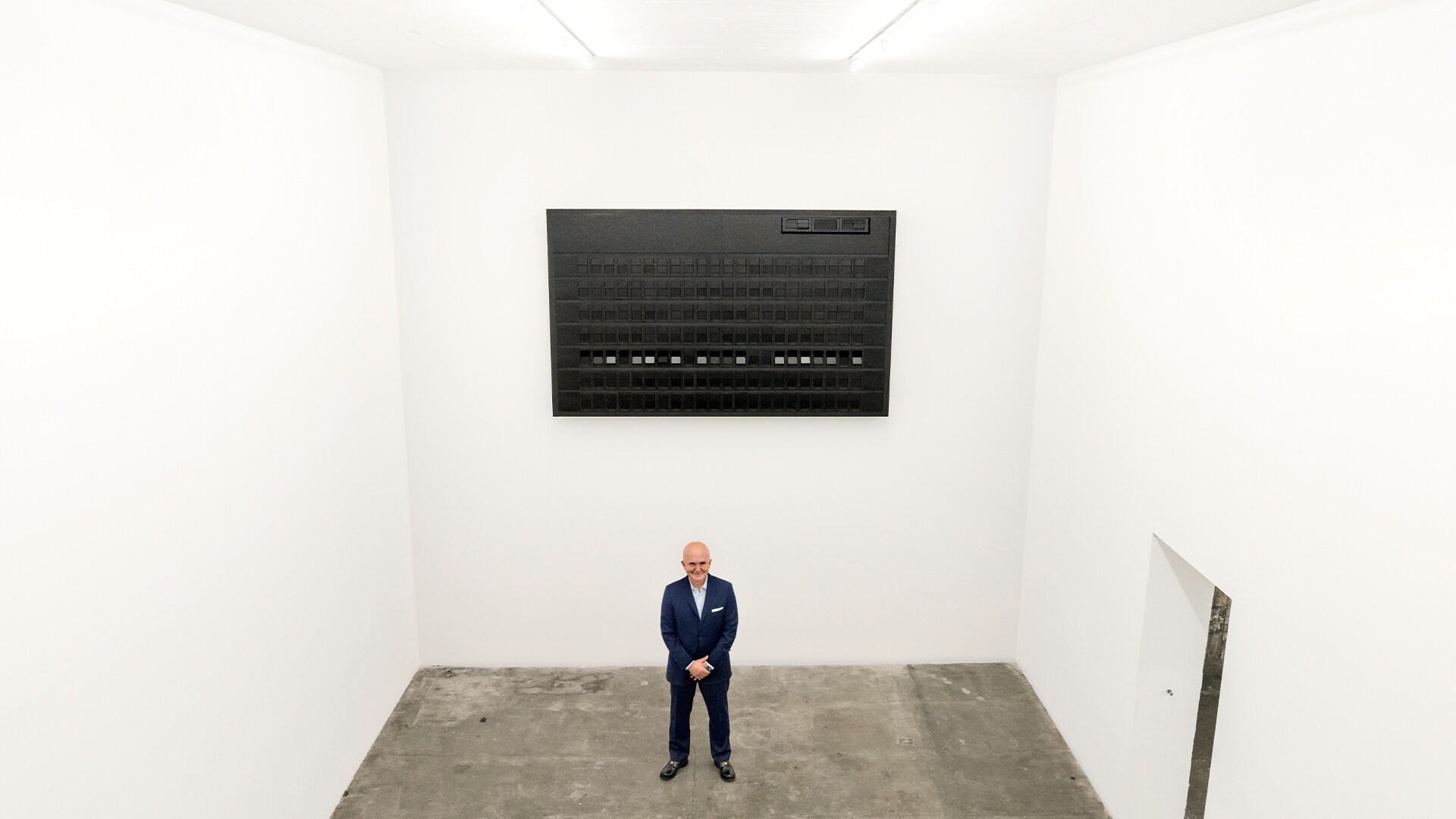 Zbiralec Christian Boros pred sliko belgijskega umetnika Krisa Martina v svojem umetniškem bunkerju.