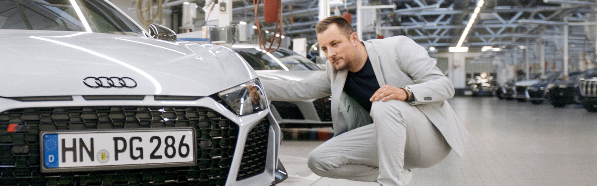 Dr. Sebastian Grams si ogleduje model Audi R8 GT