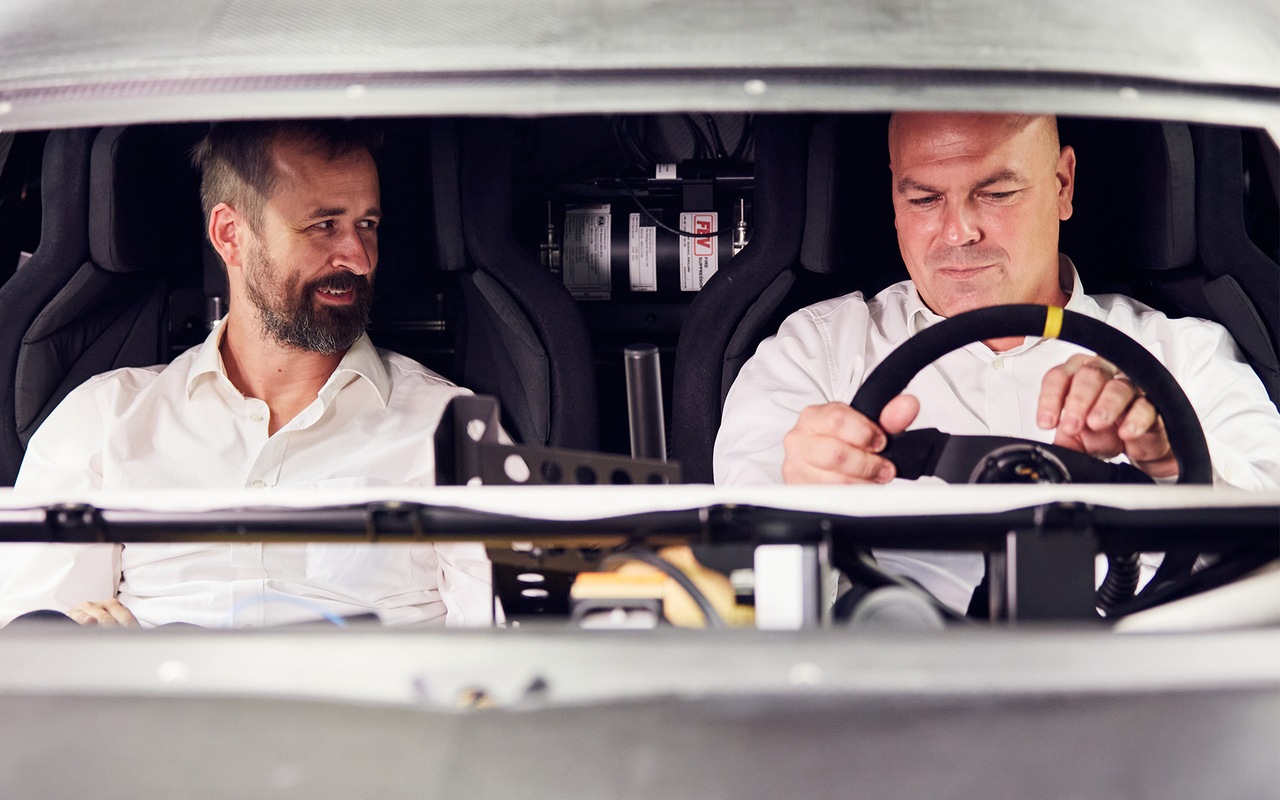 Stefan Murrweiss in Bastian Rosenauer v vozniški kabini dirkalnika Audi S1 Hoonitron.