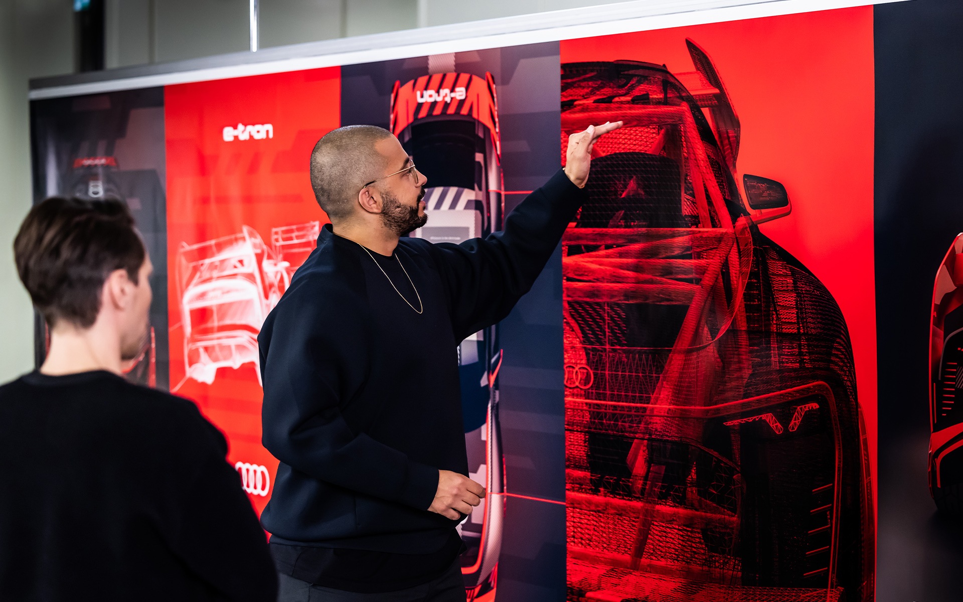 Oblikovalec Marco dos Santos s pomočjo skice pojasnjuje prevleko dirkalnika Audi S1 Hoonitron.