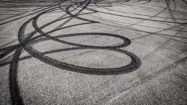 Na asfaltu se vidijo krožni odtisi gum.