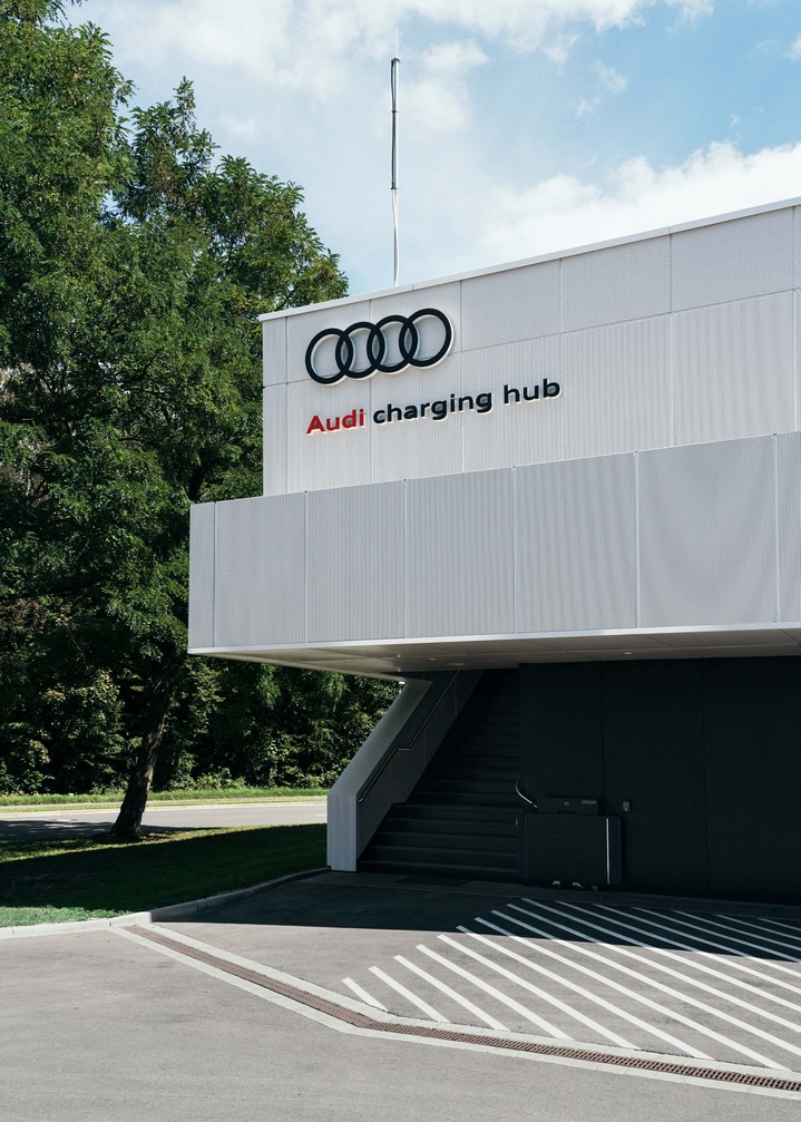 Vhod v polnilno središče Audi charging hub v Nürnbergu.