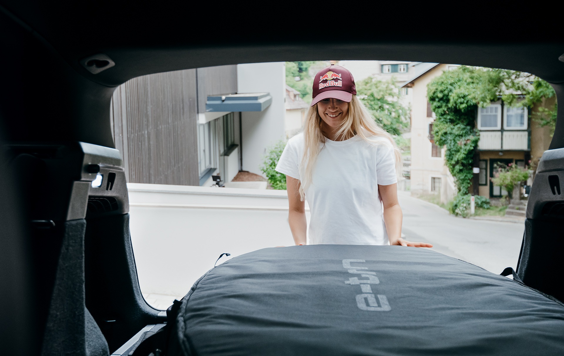 Anna Gasser pospravlja športno opremo v prtljažnik svojega Audi Q4 e–tron