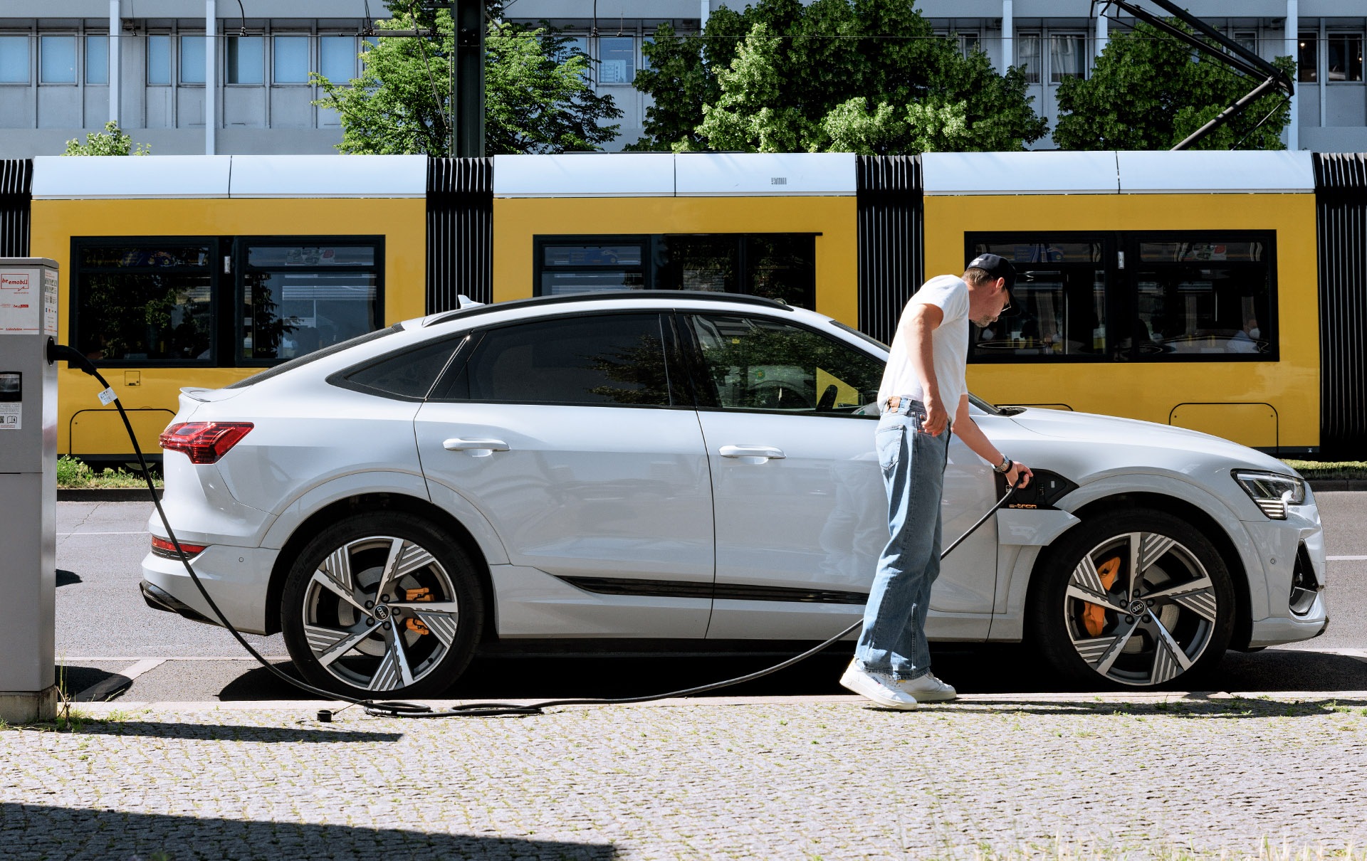 Audi e-tron SB med polnjenjem
