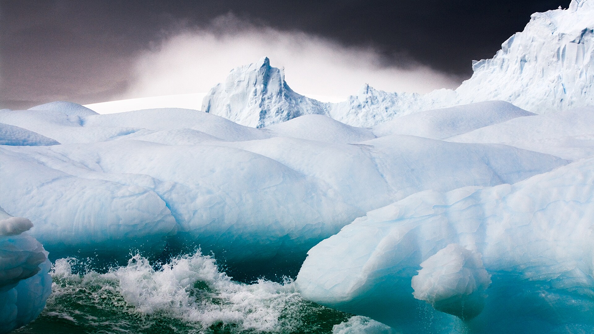 Nevihtno vreme nad otoki Melchior na Antarktiki na fotografiji Sebastiana Copelanda.