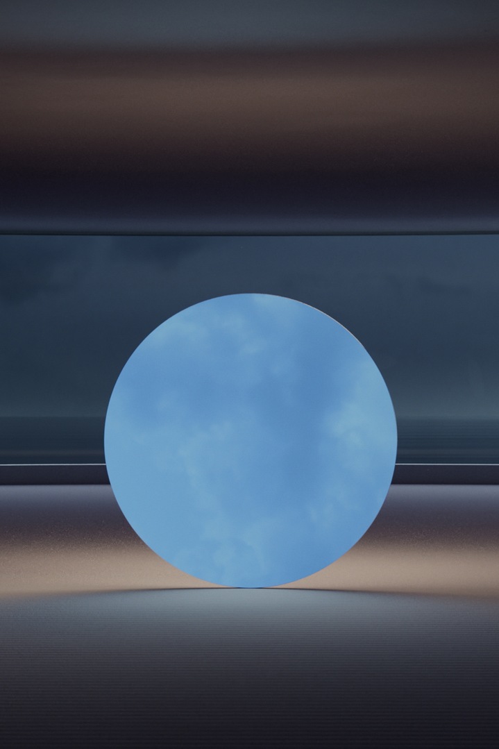 Modro polnočno nebo se zrcali v elementu umetniškega dela Andrésa Reisingerja.