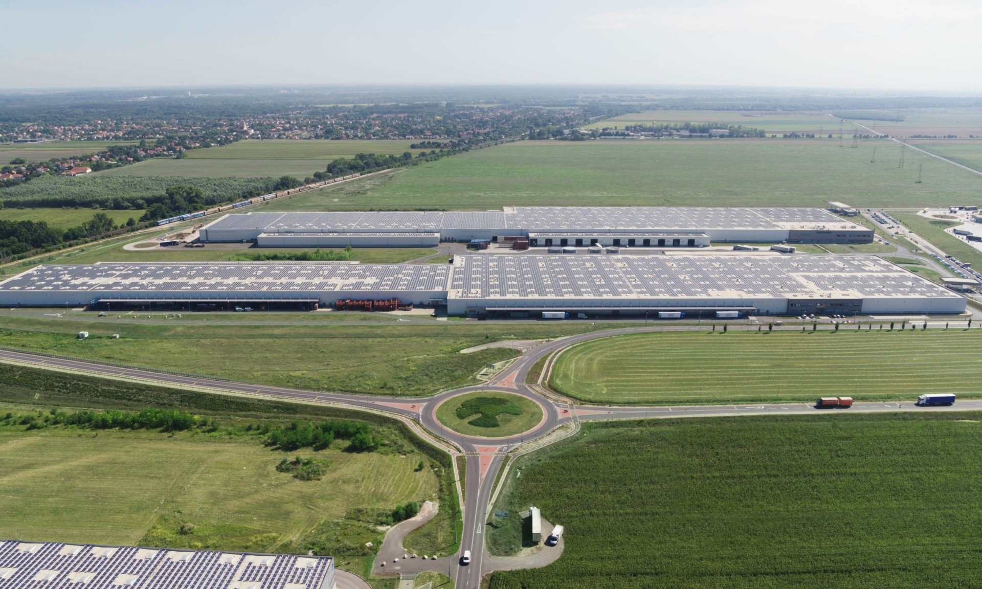 Pogled na tovarno Audi v Györu iz zraka.
