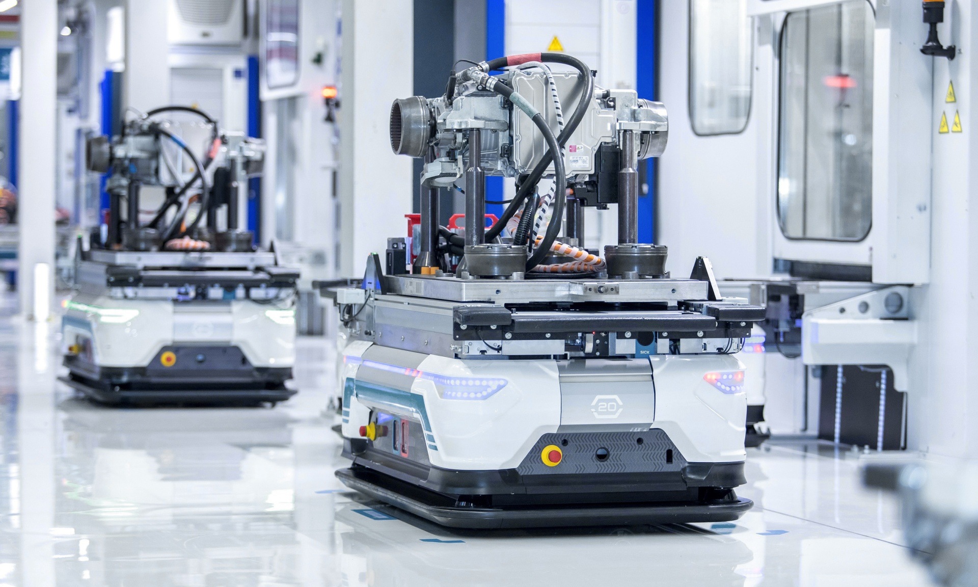 Avtomatizirani transportni roboti v tovarni Audi v Györu.