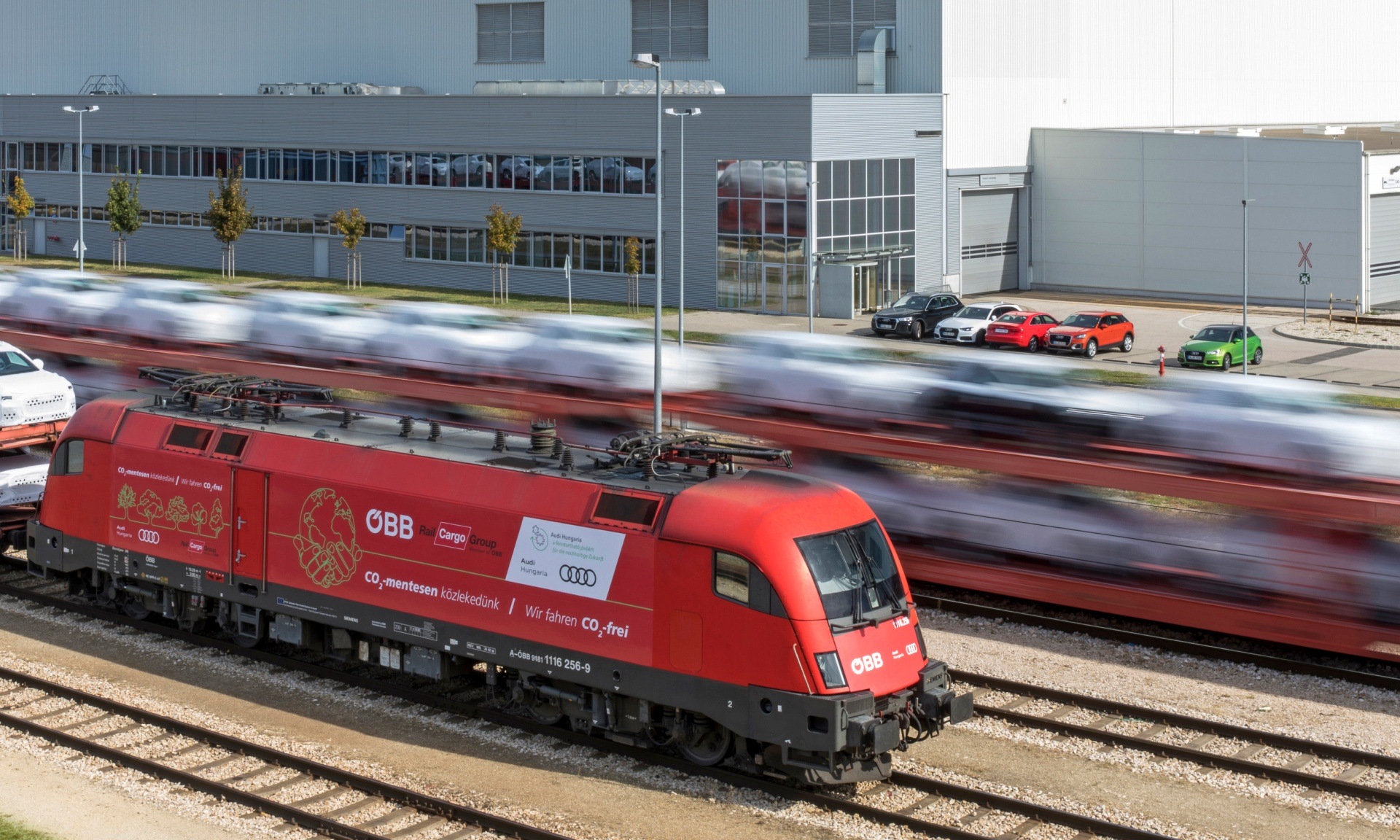 Tovorni vlak avstrijske železnice ÖBB pred tovarno Audi.