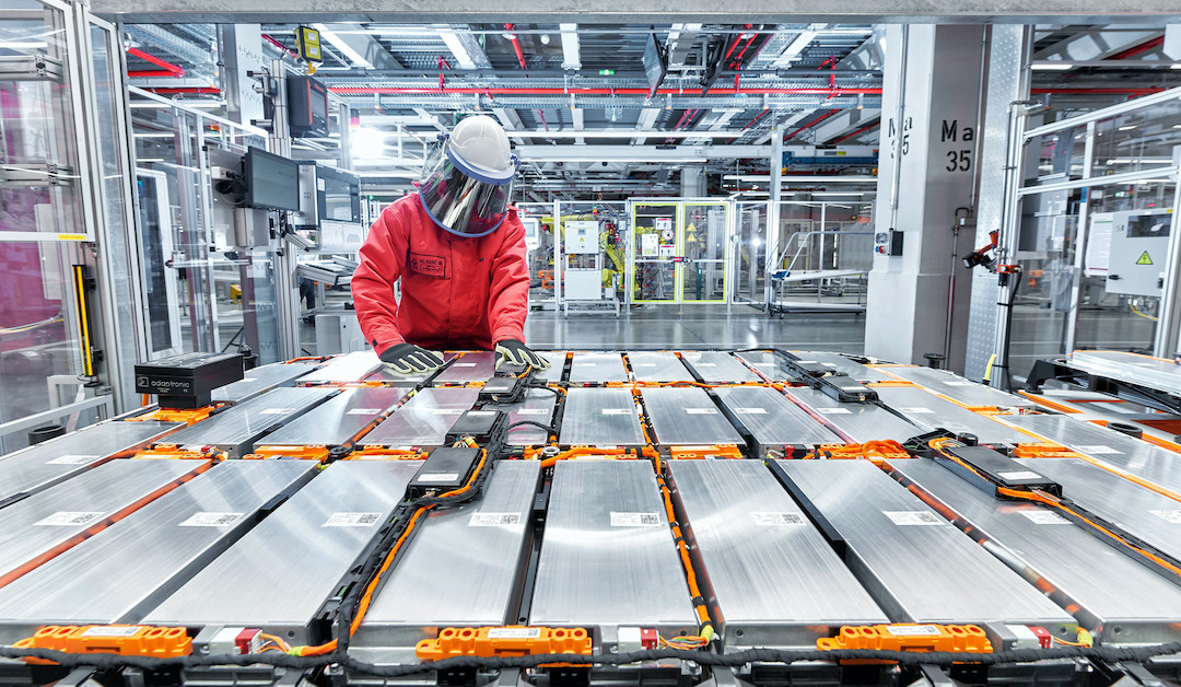 Battery assembly in Brussels: final acceptance of a cell module controller and cable laying.