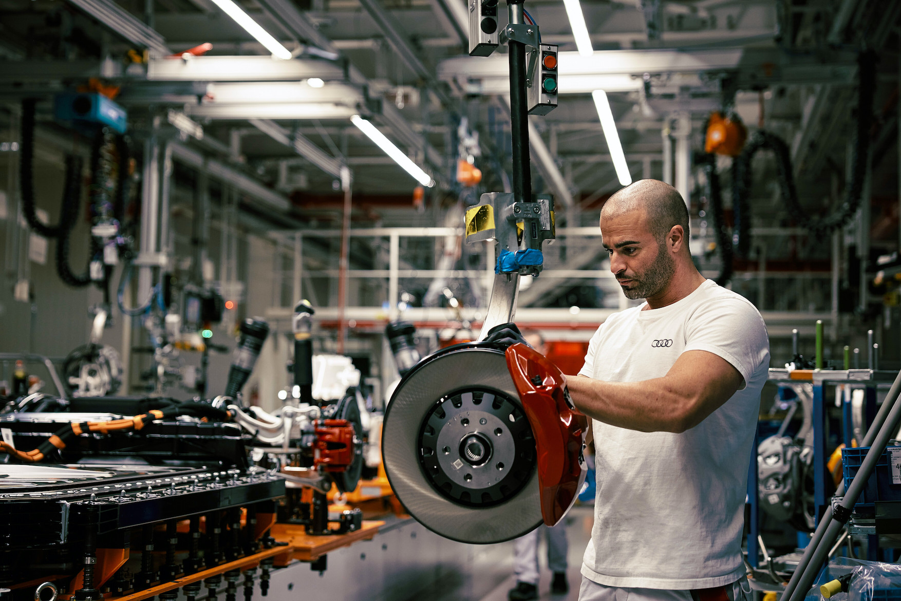 Kolutna zavora vozila Audi Q8 e-tron med montažo v tovarni Audi Bruselj.