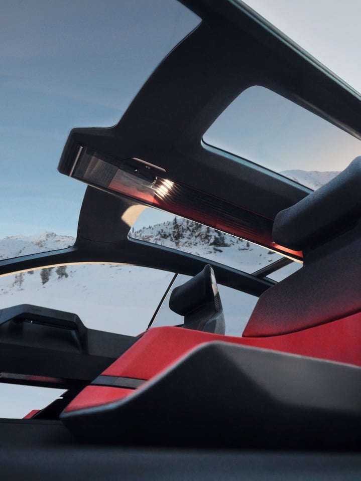 Pogled skozi 360-stopinjsko panoramsko okno konceptnega vozila Audi activesphere.