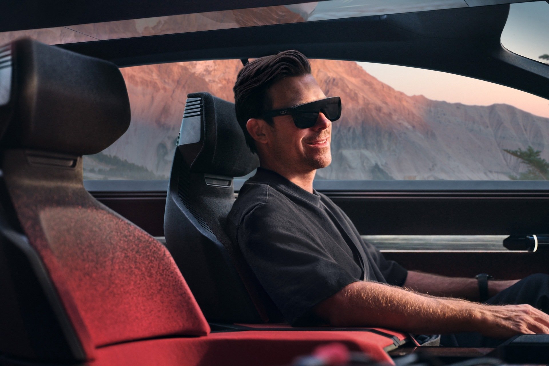 Hayden Cox sedi v konceptnem vozilu Audi activesphere in nosi očala za obogateno resničnost.