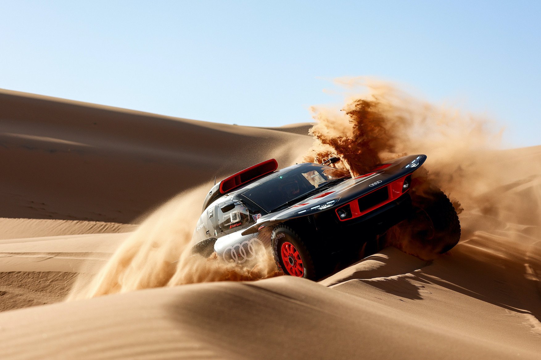 Audi RS Q e-tron na Dakar testu v Maroku.