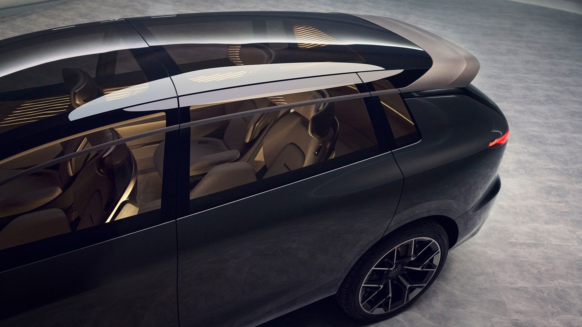 Pogled v notranjost konceptnega vozila Audi urbansphere skozi stekleno streho.