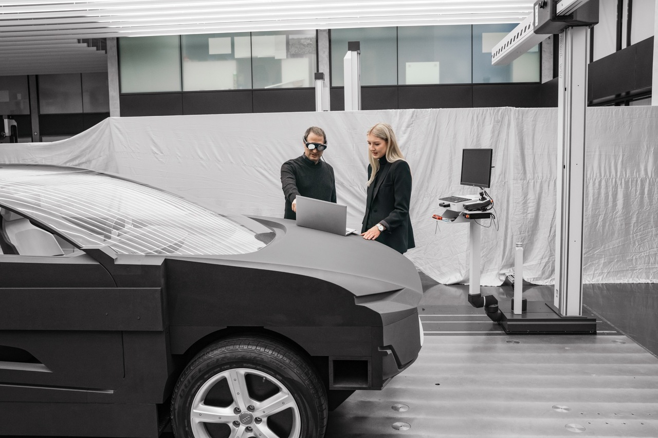 Jan in Christina ob maketi konceptnega vozila Audi activesphere. 