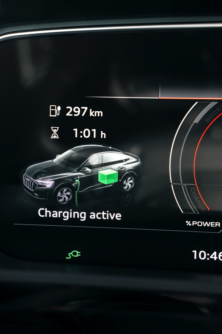 Indikator vrednosti baterije na vozilu Audi SQ8 e-tron.