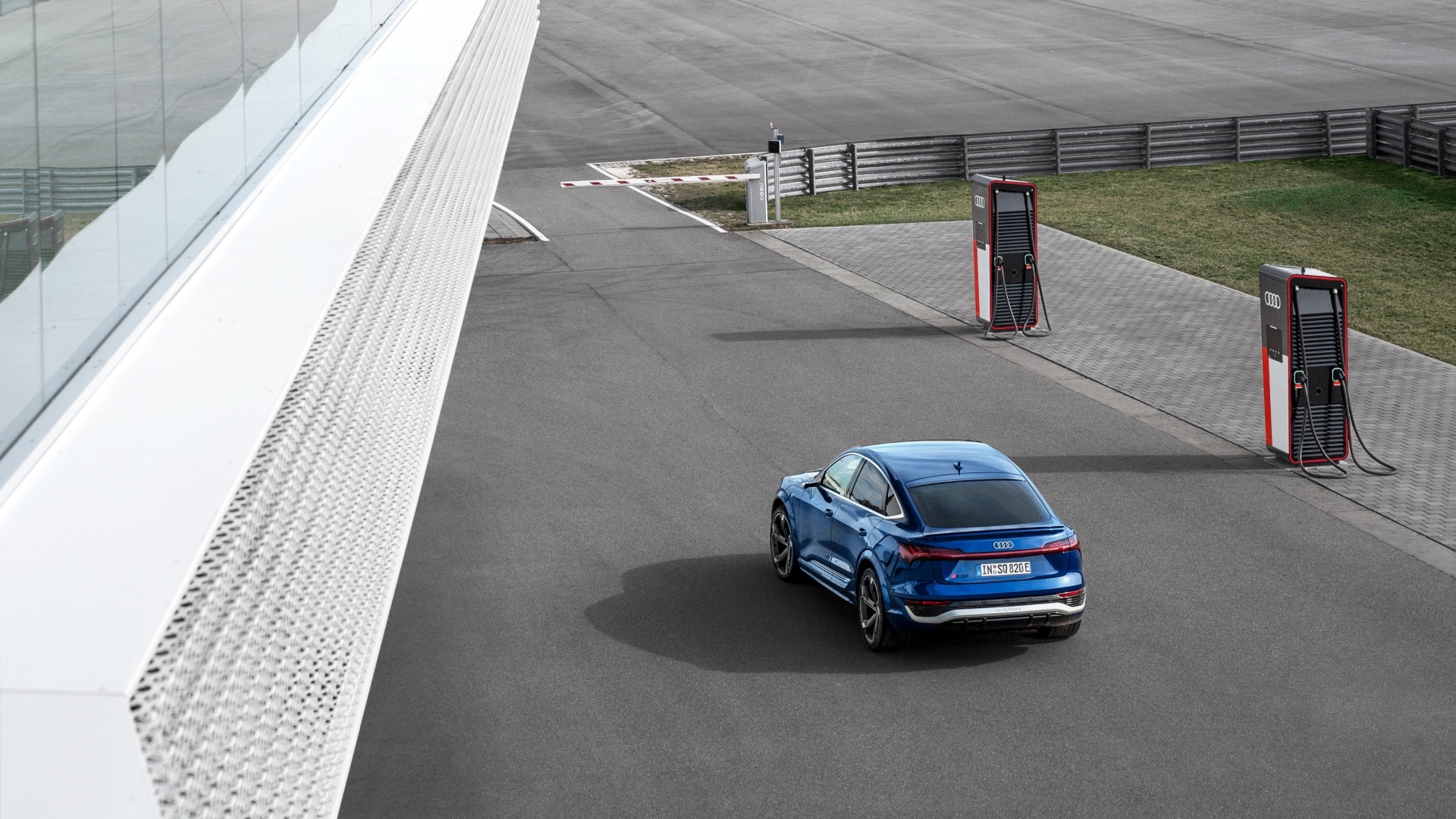 Audi SQ8 Sportback e-tron pred polnilnimi postajami.