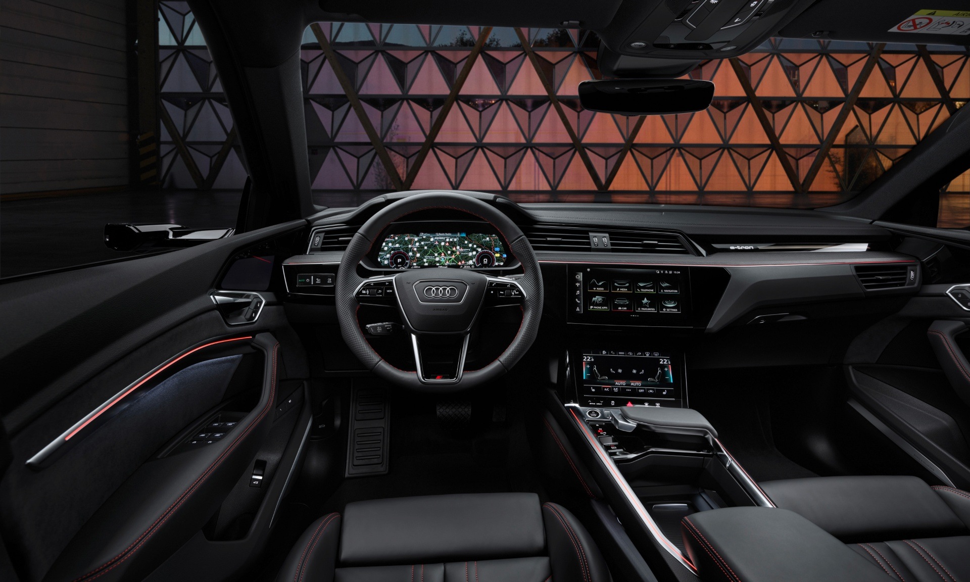 Armaturna plošča vozila Audi Q8 e-tron.