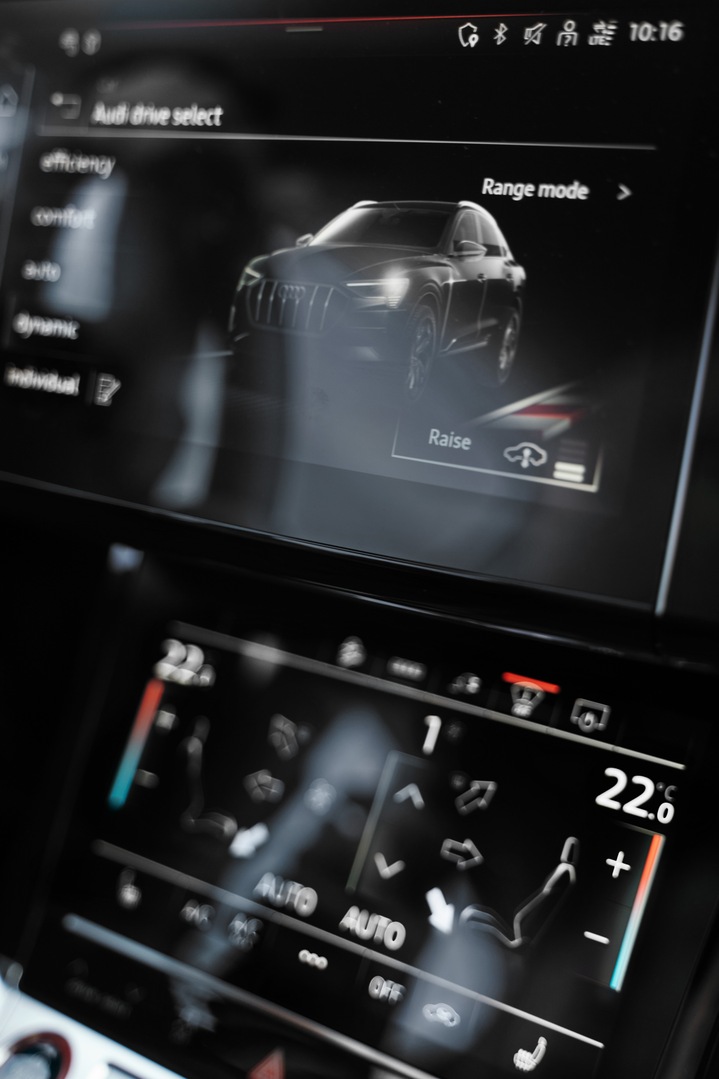 Zaslon v vozniški kabini vozila Audi SQ8 Sportback e-tron.
