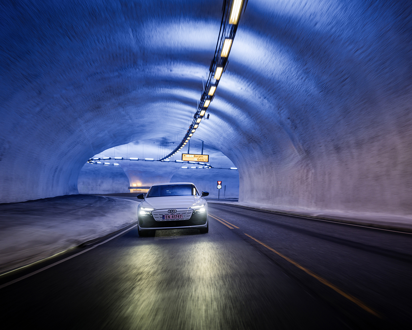 Bel Audi A6 Sportback e-tron performance v predoru Vallavik.