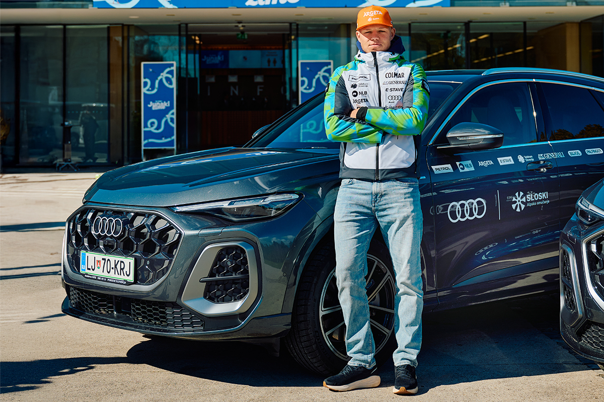 Miha Oserban stoji pred avtomobilom Audi Audi Q5.