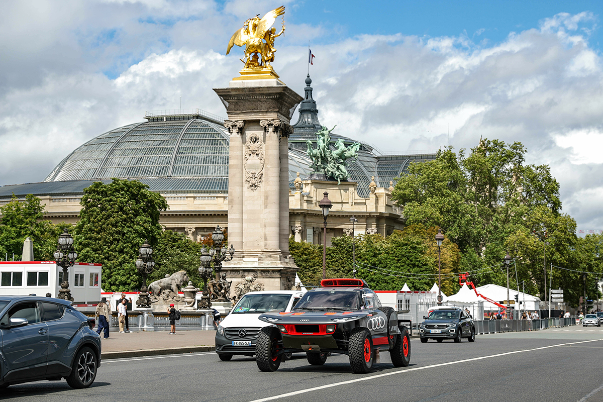 Audi RS Q e-tron na ulicah Pariza