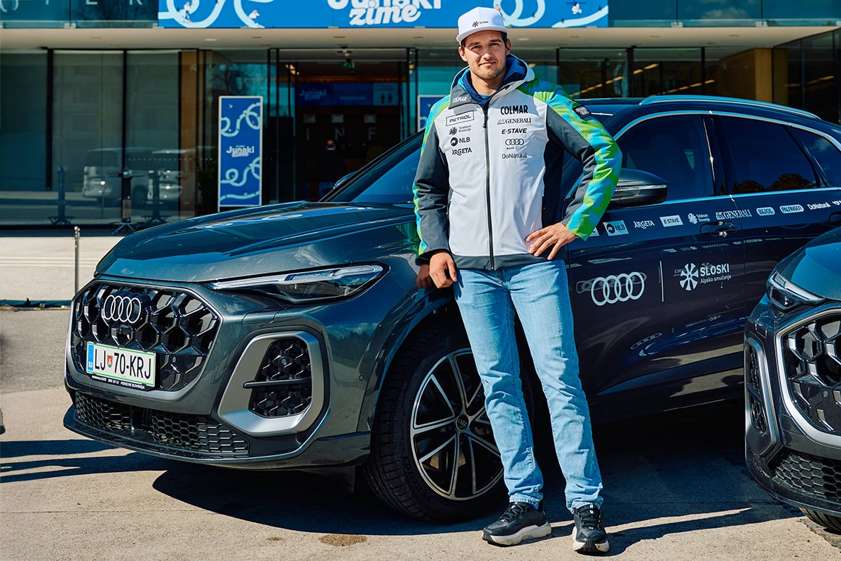 Anže Gartner stoji pred avtomobilom Audi Q5.