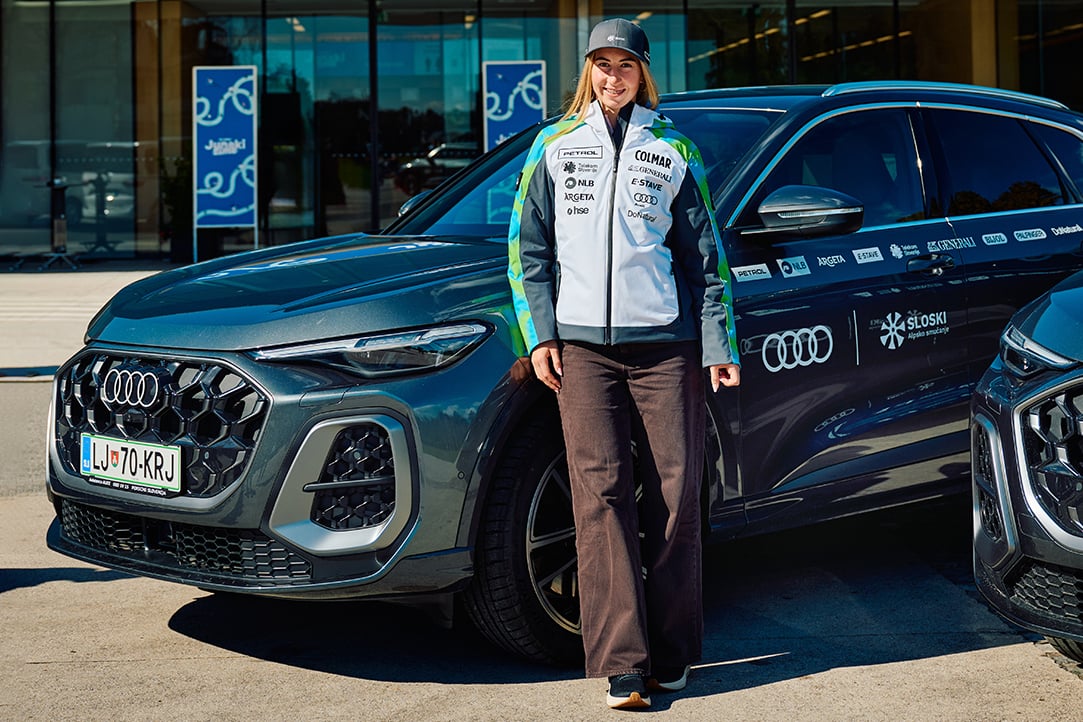  Taja Prešern stoji pred avtomobilom Audi Q5.