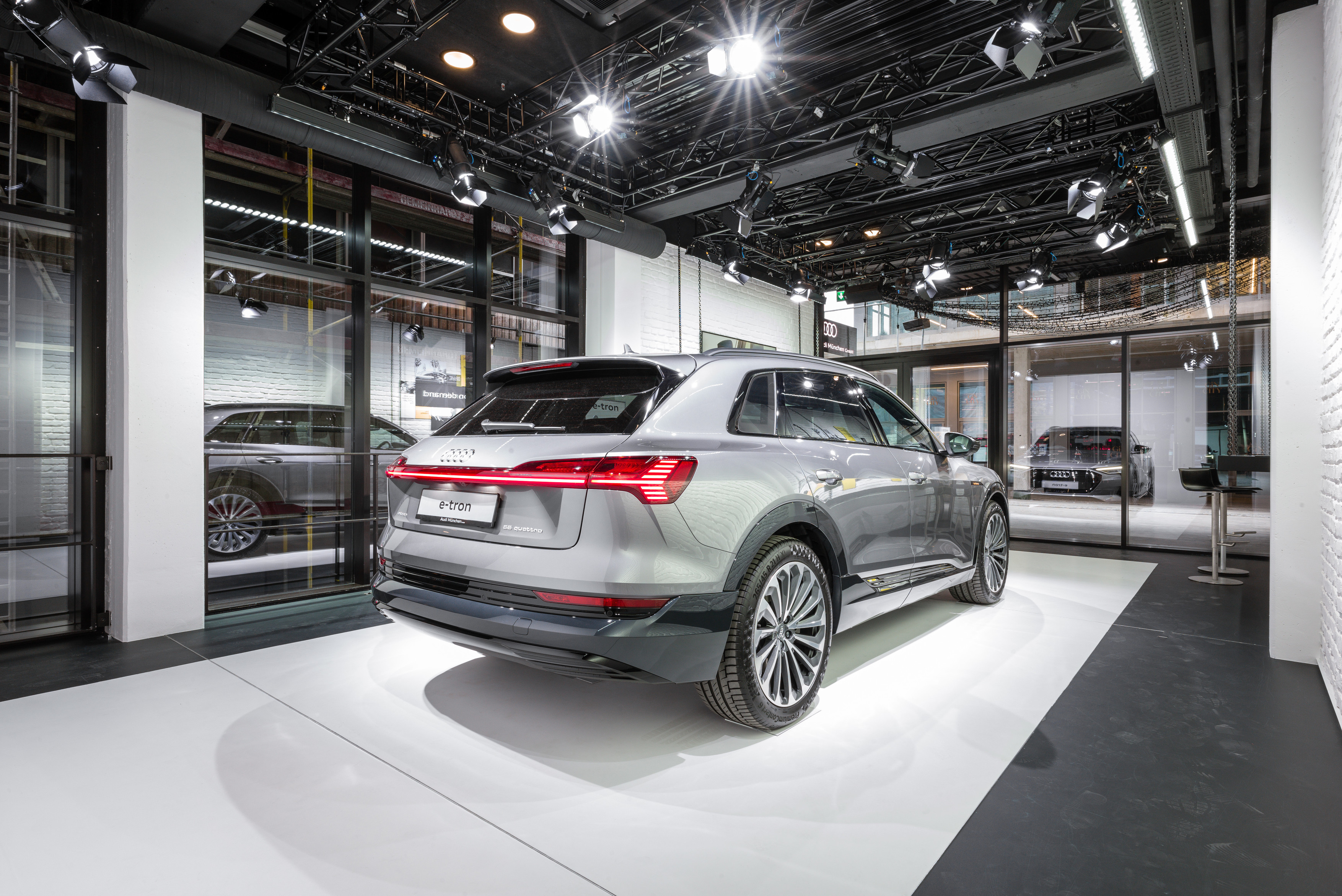 Audi e-tron srebrne barve v razstavnem salonu