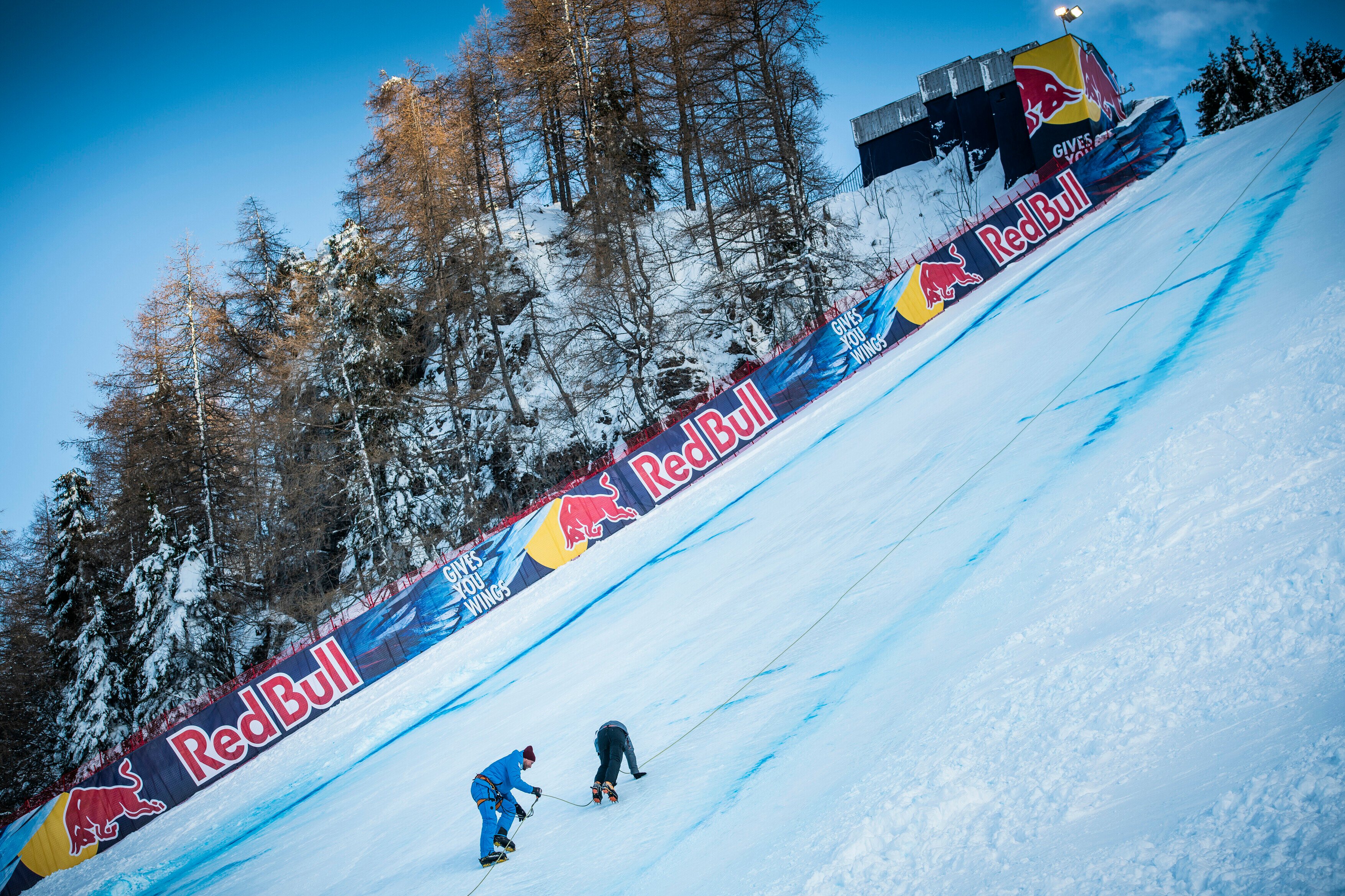 Svetovni prvak v rallyrossu Mattias Ekström in smučarska legenda Aksel Lund Svindal med ogledom proge.