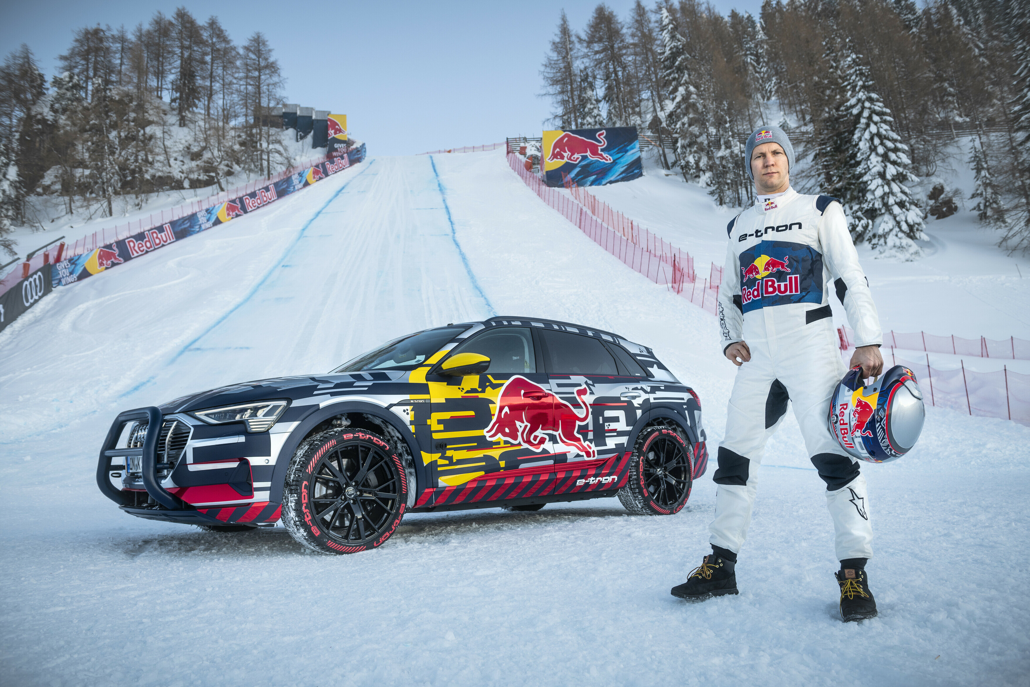 Mattias Ekström in tehnološki prototip Audi e-tron na vznožju smukaške proge Streif.