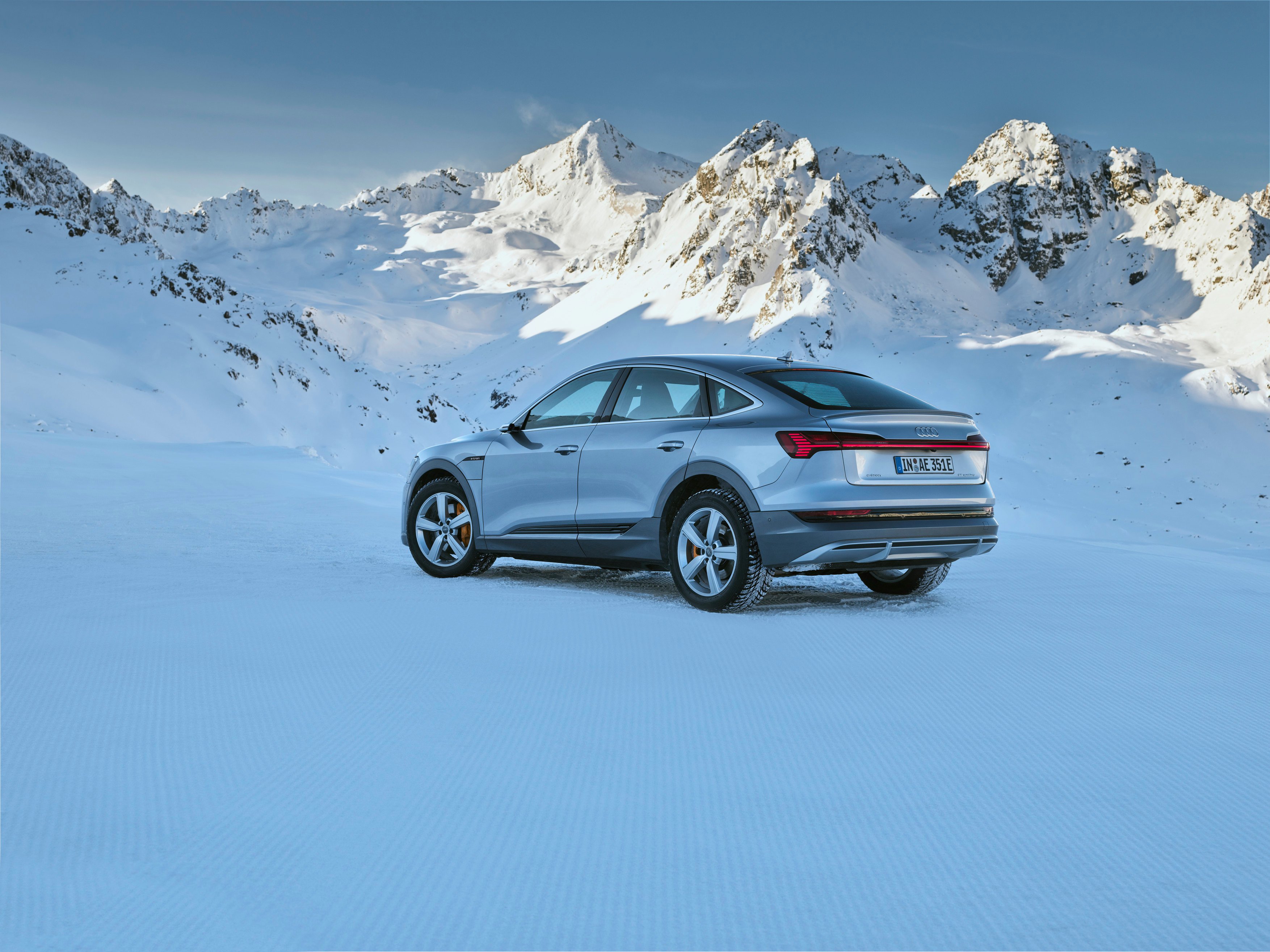 Audi e-tron sportback na snegu, v ozadju zasnežene gore