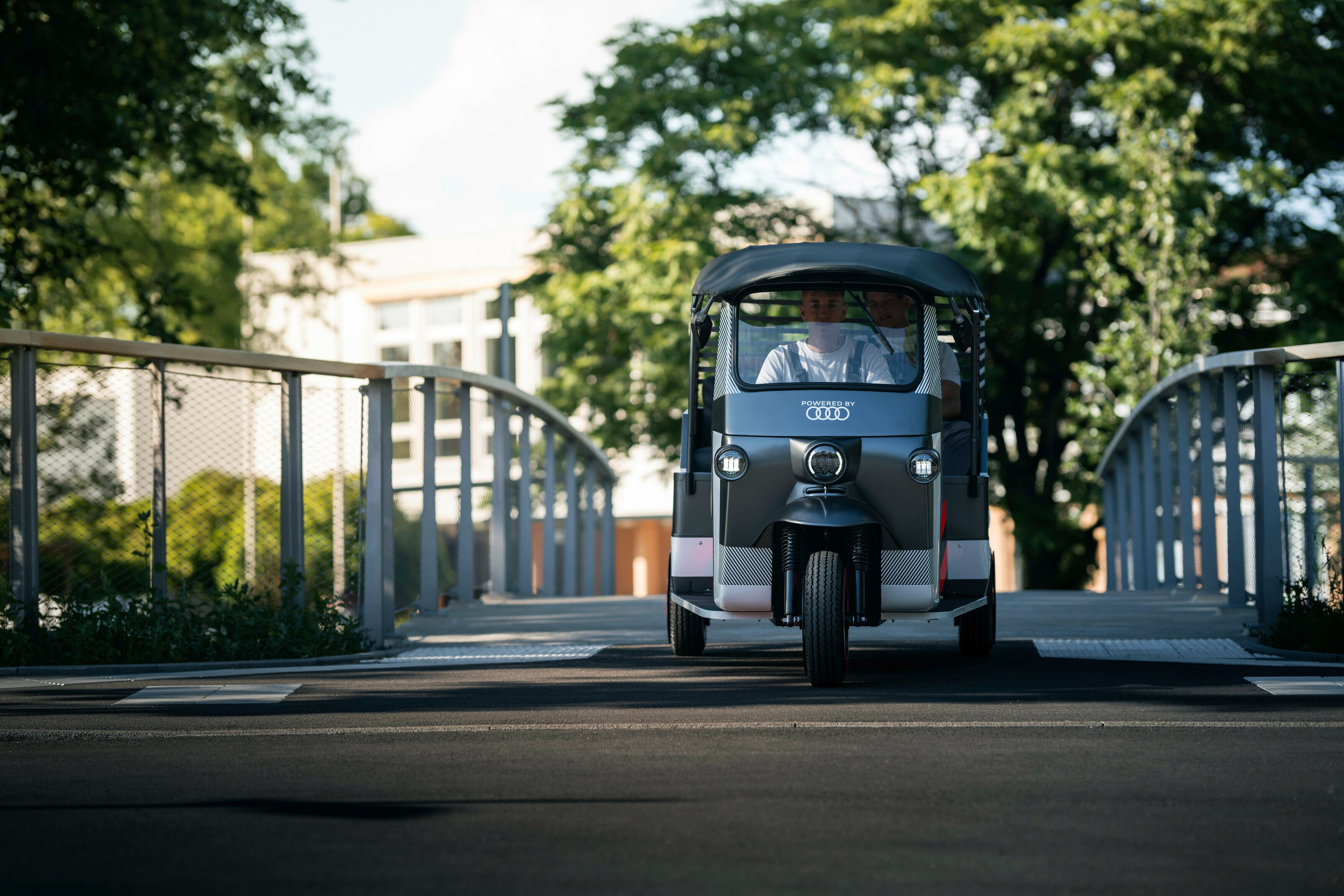 Audi e-tron modeli baterije v indijskih rikšah