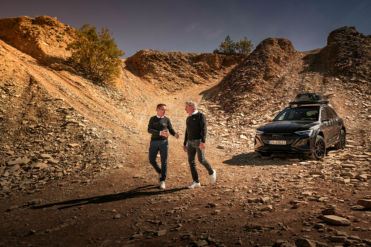 Carlos Sainz st. (desno) in vodja modelske serije Fermín Soneira Santos od novega modela Q8 e-tron edition Dakar pričakujeta užitek v vožnji – na cesti in izven urejenih poti.