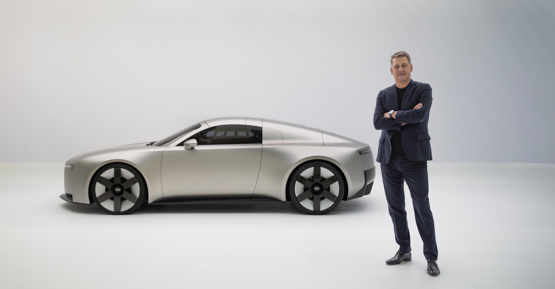 Izvršni direktor družbe Audi Gernot Döllner pred konceptnim vozilom Audi Concept C.