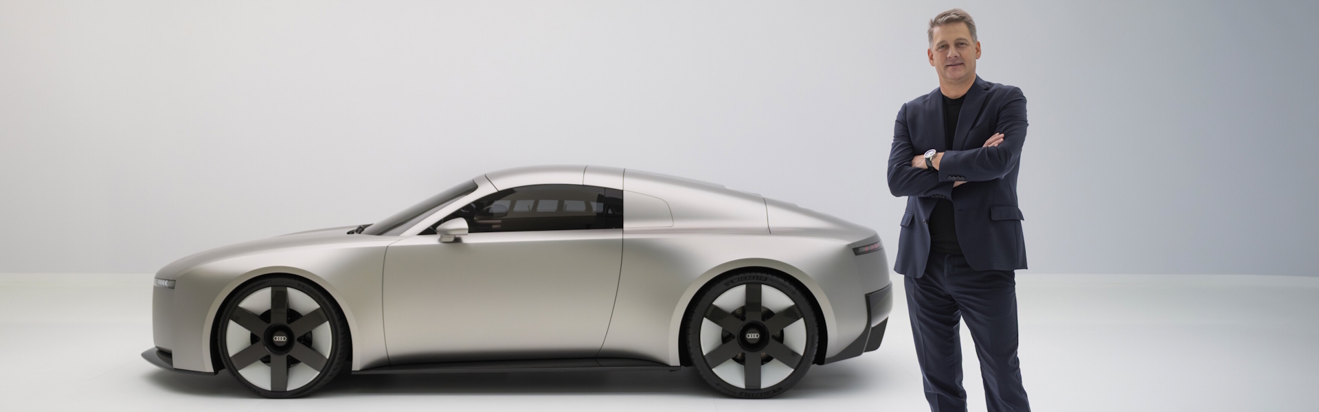 Izvršni direktor družbe Audi Gernot Döllner pred konceptnim vozilom Audi Concept C.