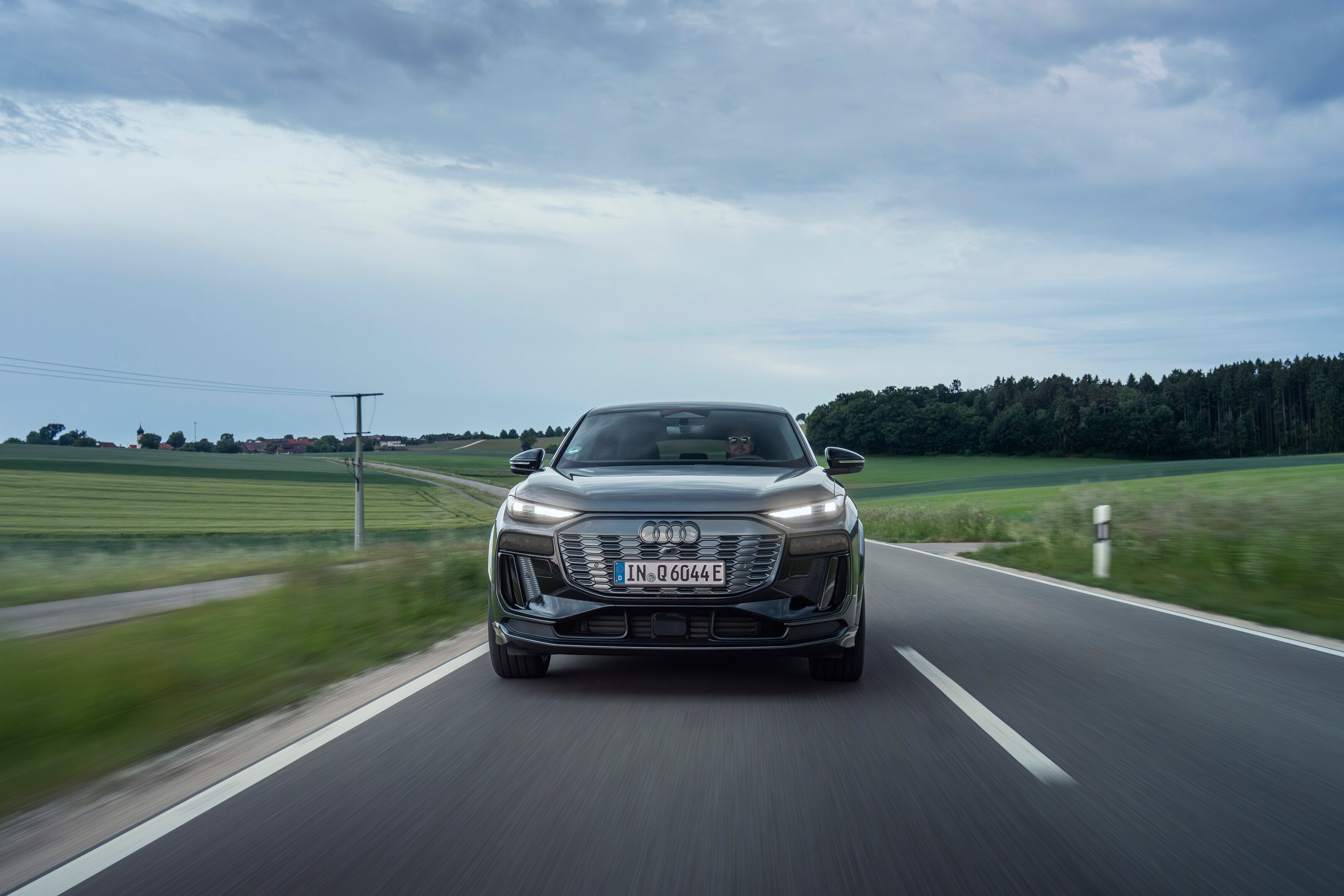 Audi Q6 Sportback e-tron v vožnji po cesti.