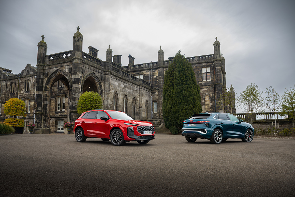 Audi Q3 SUV in Audi Q3 Sportback v rdeči in modri barvi.