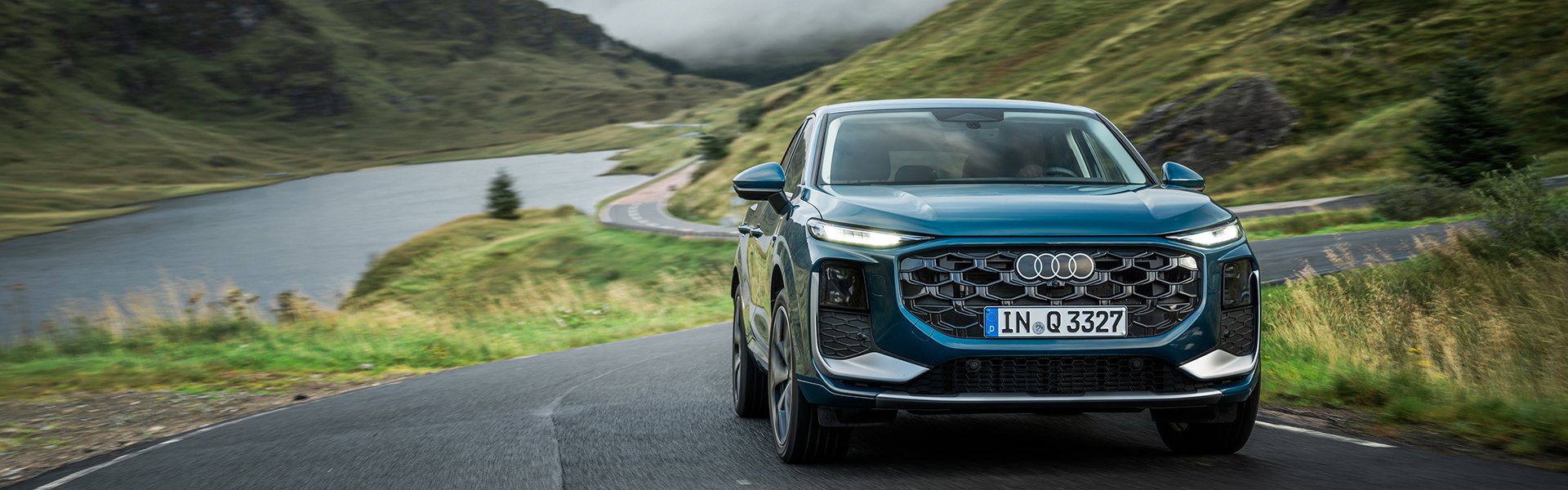 Dinamična fotografija modela Audi Q3 v naravi.
