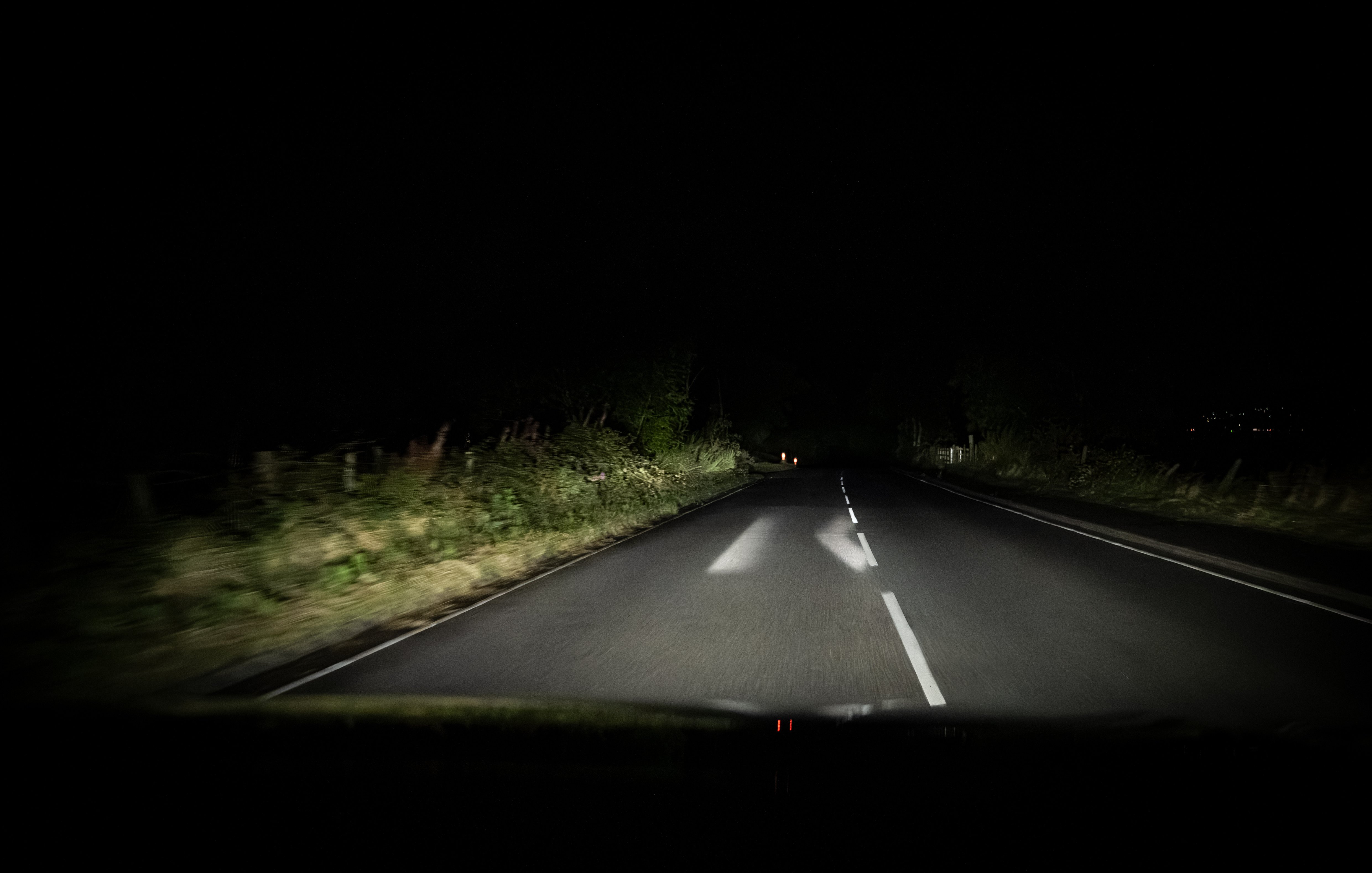 Napredna osvetlitev na cestišče pred vozilom projicira prometne informacije za večjo varnost.