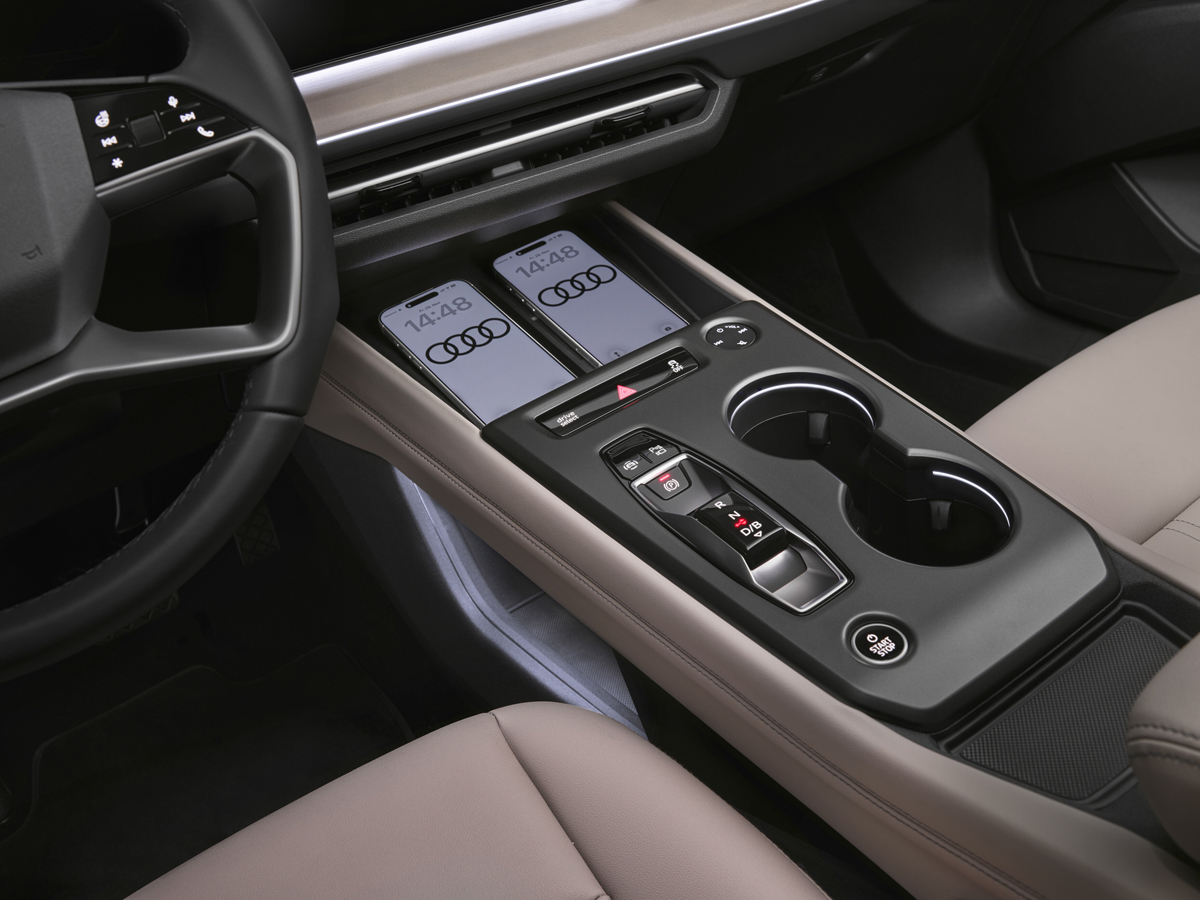 Audi Q4 SUV e-tron, sredinska konzola z dvema hlajenima mestoma za indukcijsko polnjenje telefonov