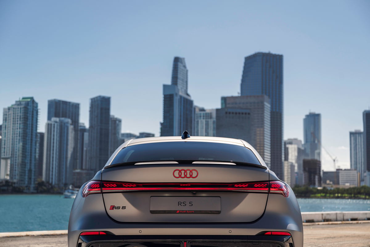 Štirje Audi krogi v odtenku Lava Red na zadnji maski.