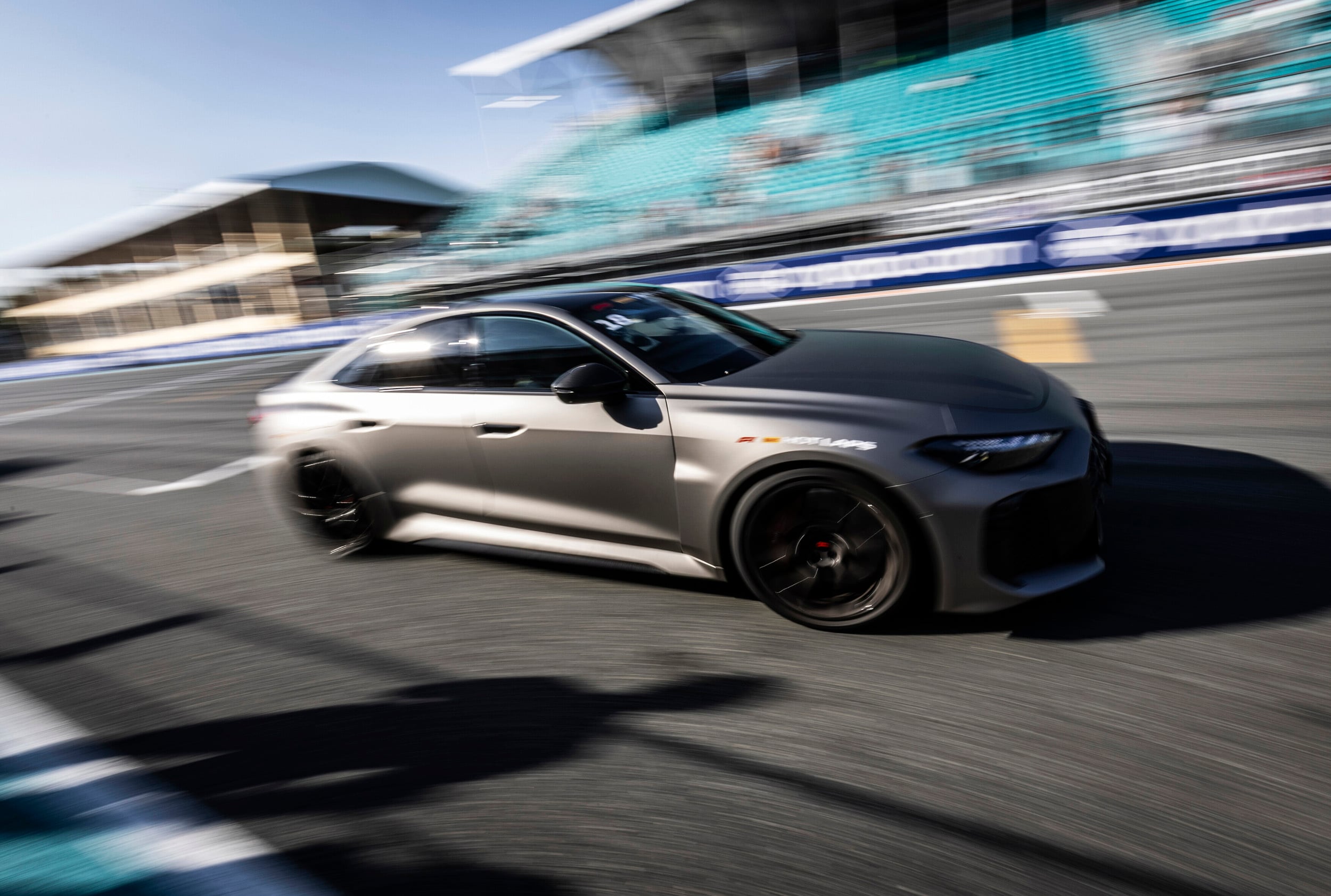 Audi z modelom RS 5 dokazuje, da se dinamična vožnja skozi ovinke in visokozmogljiv hibridni pogon ne izključujeta.