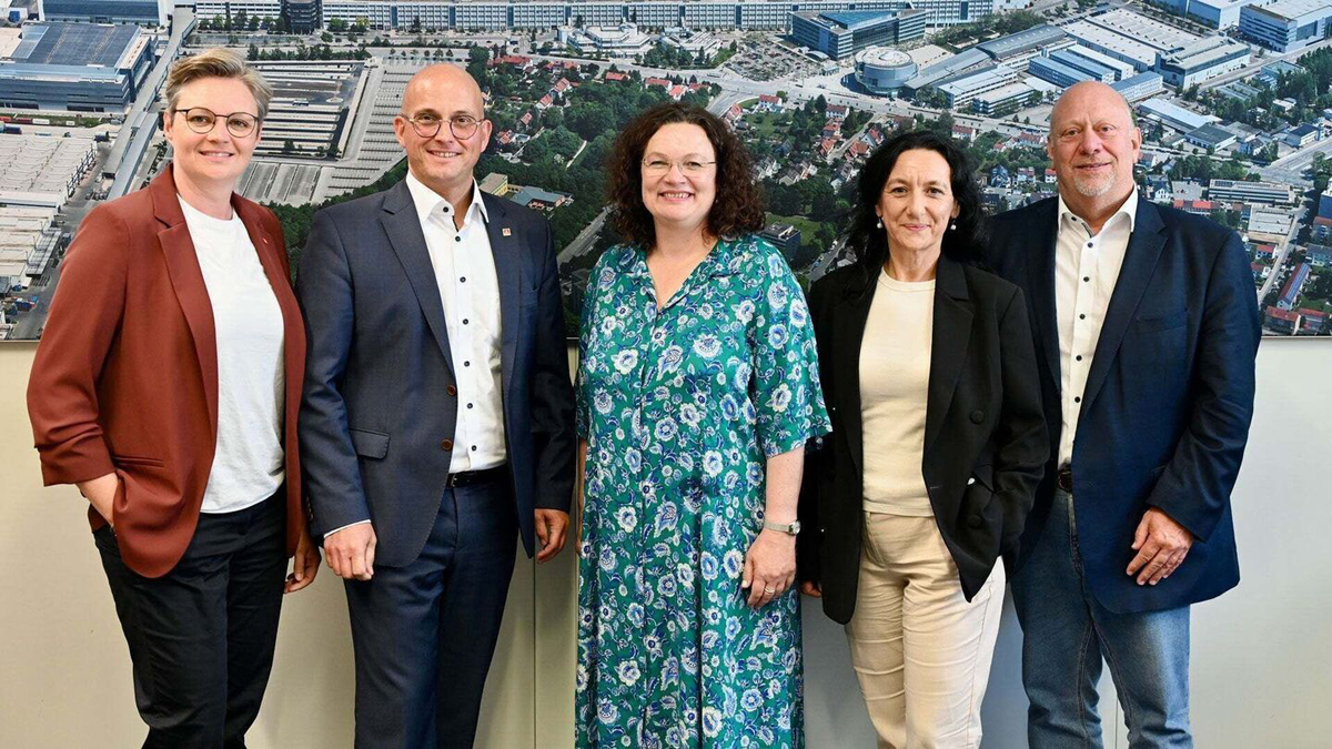 Na skupinski fotografiji so Andrea Nahles, predsednica nemške zvezne agencije za zaposlovanje, Jörg Schlagbauer, predsednik Audijevega sveta delavcev, in trije drugi gosti.