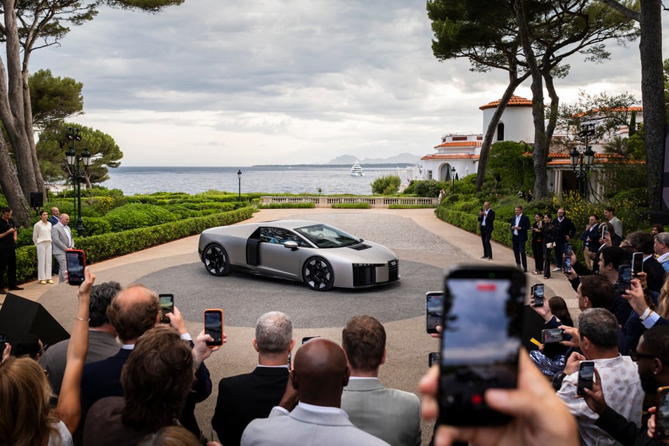 Znamka Audi je prototip Audi Nuvolari1 predstavila na Azurni obali pred veliko nagrado Monaka v Formuli 1®.