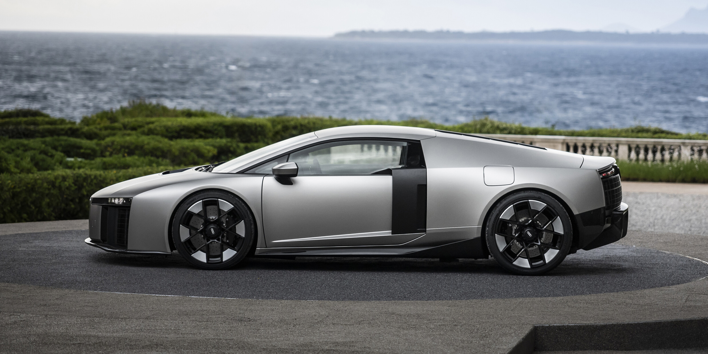 Audi Nuvolari z zunanjostjo iz karbonskih vlaken.