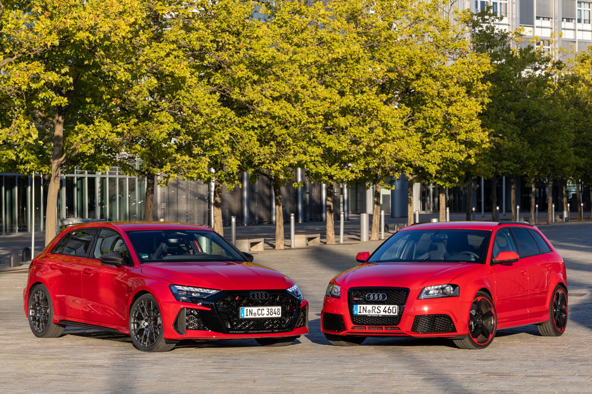 Audi RS 3 iz leta 2026, levo in Audi RS 3 prva generacija iz leta 2011, desno.